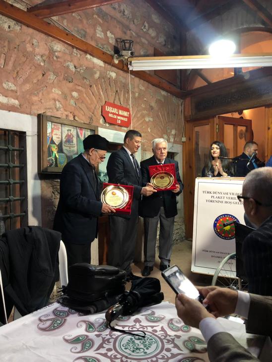 Erdoğan ASLIYÜCE  Hocamızın Türk Kültürünü tanıtma alanında yapmış olduğu hizmetlerden  dolayıTürk Dünyası Yıldızı Plaketini  Prof.Dr. Mustafa  ERKAL  takdim etti.